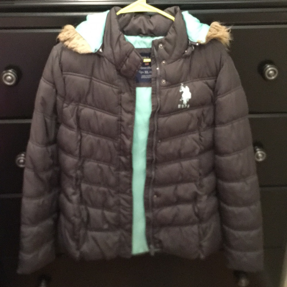 A dark gray/aqua puffer jacket (girls)